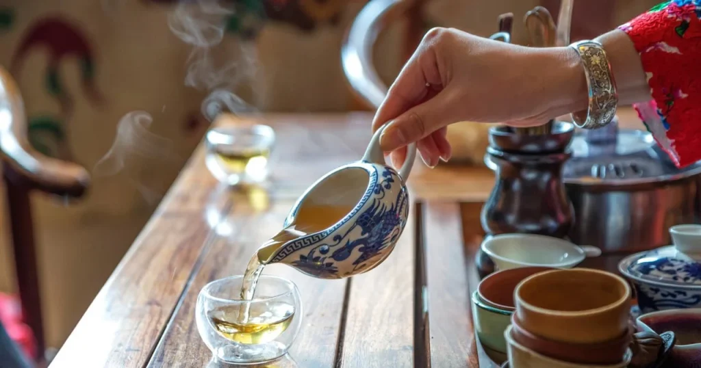 Sirviendo té en una tetera tradicional durante una ceremonia de té en Huelva